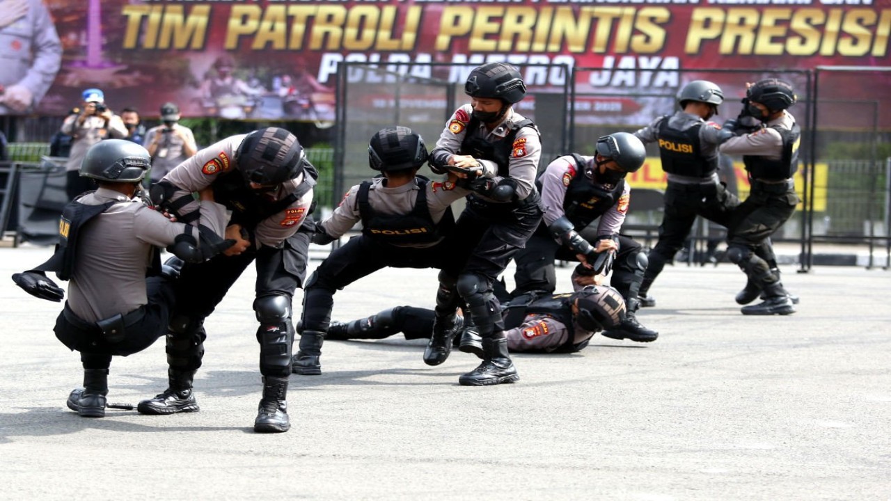 Personel tim Patroli Perintis Presisi Polda Mtero Jaya sedang memperagakan ilmu beladiri/ist