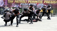 Personel tim Patroli Perintis Presisi Polda Mtero Jaya sedang memperagakan ilmu beladiri-1642055258