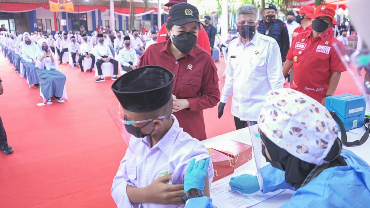 Ketua DPR RI Puan Maharani saat meninjau vaksinasi siswa sekolah.