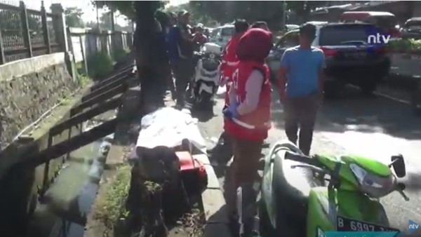 Seorang pengojek tewas setelah menabrak separator busway.-1641287508