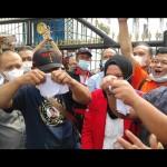 Anggota DPRD Sumut merobek surat aturan JHT sebagai simbol dukungan terhadap aspirasi buruh-1645611676