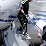 Elton John menuruni tangga jet pribadinya usai mendarat darurat di  dekat pantai Irlandia-1645606235