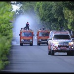 Mobil Pemadam kebakaran melakukan penyemprotan disinfektan-1643865492