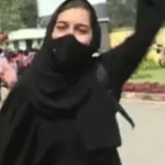 Muskan Khan berteriak takbir menentang larangan jilbab bagi mahasiswi-mahasiswi Muslim di salah satu kampus di Distrik Karnataka, India-1644918544
