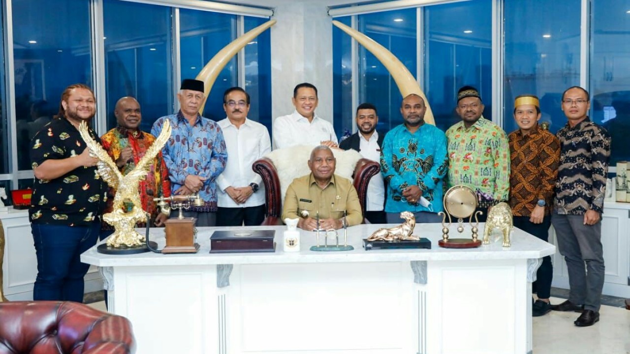 Bamsoet bersama FKUB dan Dewan Adat Papua Barat.