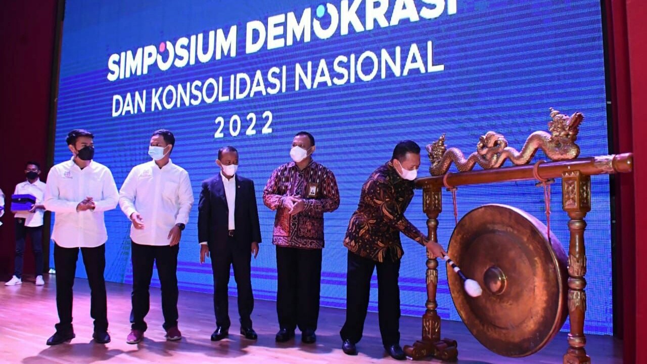 Bamsoet (kanan) di acara Simposium Demokrasi PRODEWA.