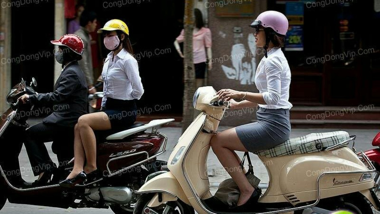 Ilustrasi pengendara motor wanita. (Net)