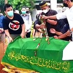 Jenazah Hilman Hariwijaya sesaat sebelum dimakamkan di TPU Jombang/net-1646820904