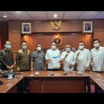 Ketua PWI Pusat Atal S Depari dan Ketua PWI Sumut Farianda Putra Sinik diabadikan usai penyerahan SK Penetapan Sumut jadi tuan rumah HPN 2023-1647258512