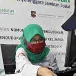 Petugas BPJS Kesehatan sedang melayani masyarakat-1646886012