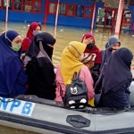 Petugas mengevakuasi warga korban banjir di Kabupaten Banjar, Kalsel-1648462673