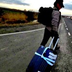 Sean Penn menenteng koper saat eksodus dari Ukraina. (Twitter)-1646200416