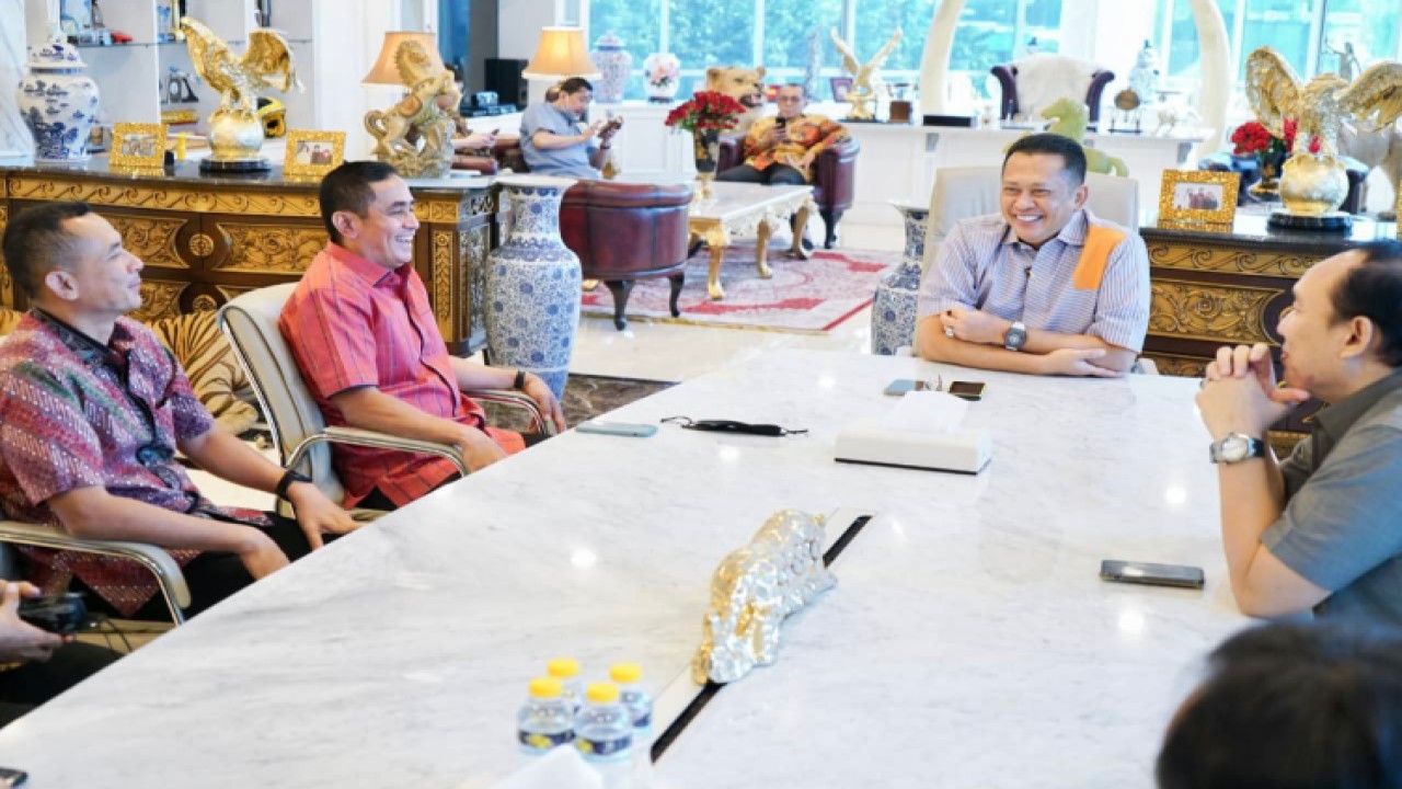 Ketua MPR RI Bambang Soesatyo bersilaturahmi dengan Danjen Kopassus Mayjen TNI Iwan Setiawan. Foto: Dok MPR