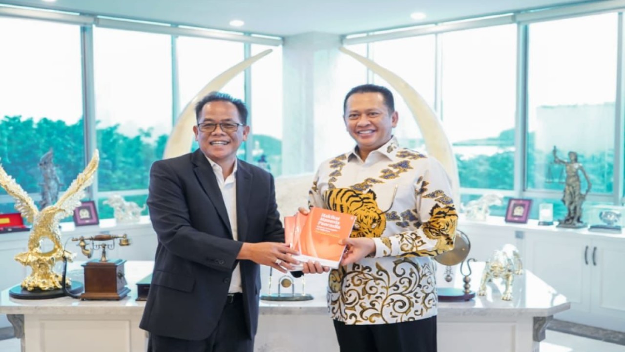 Ketua MPR RI Bambang Soesatyo (kanan) bersama Pimpinan Institut Filsafat Pancasila Yoseph Umarhadi . (Foto: mpr.go.id)