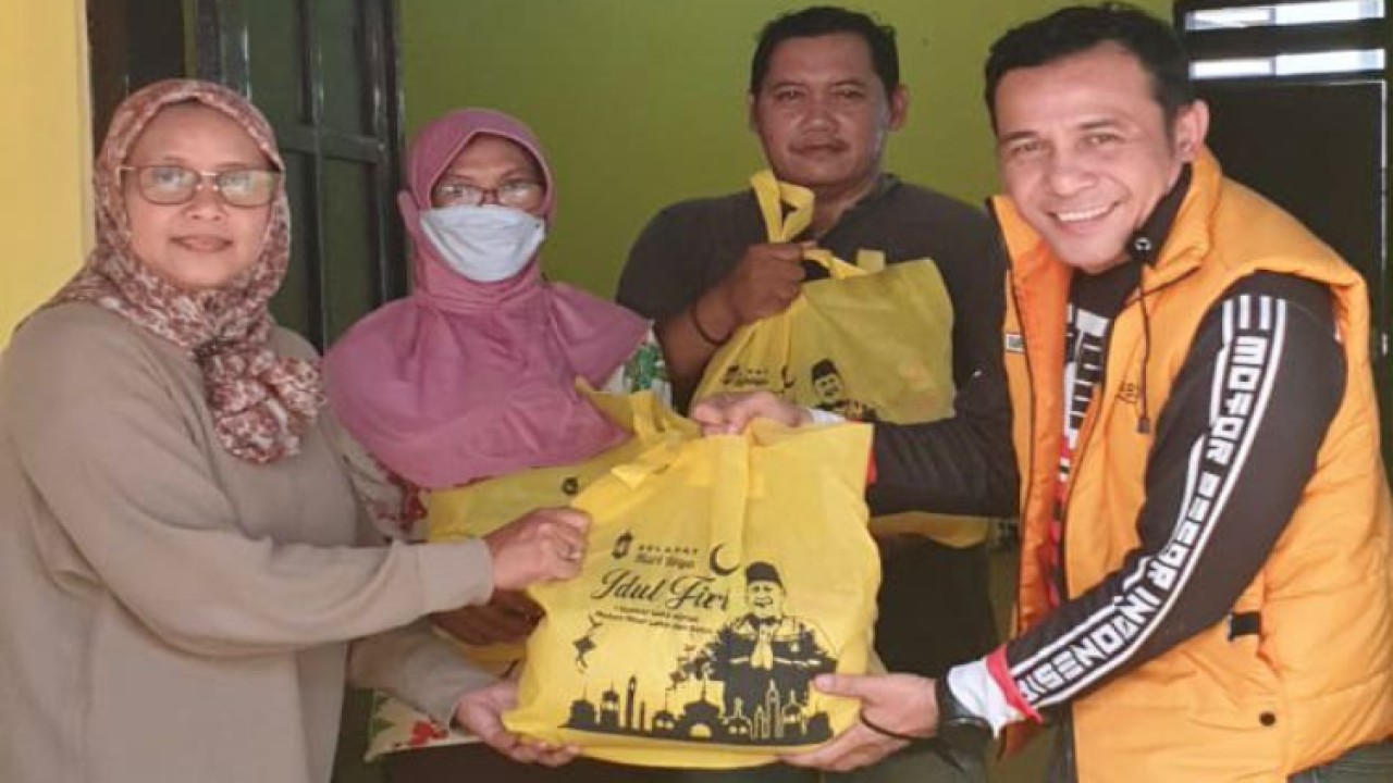 Ketua MPR RI Bambang Soesatyo meberikan bantuan sembako yang disalurkan melalui pengurus Partai Golkar Daerah. Foto: Dok MPR