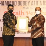 Wali Kota Medan Bobby Nasution (kiri) dapat penghargaan dari Mendagri-1648898056