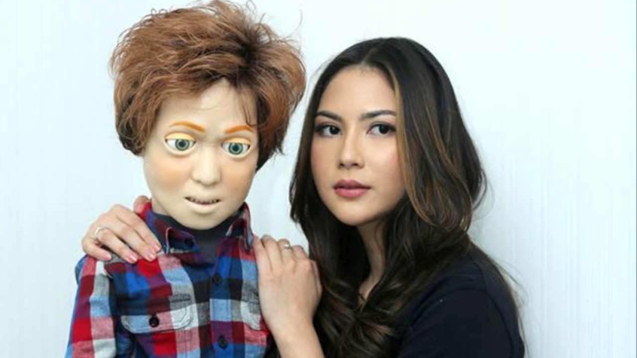 Jessica Mila berpose dengan boneka The Doll 3/net