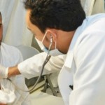 Ilustrasi seorang dokter tengah memeriksa suhu tubuh seorang jamaah.-1653801662