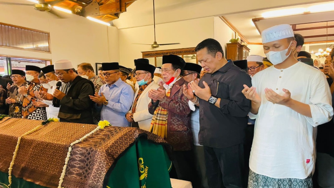 Ketua MPR RI Bambang Soesatyo dan Wakil Ketua MPR Zulkifli Hasan ikut menyalatkan jenazah almarhum Fahmi Idris. Foto: Dok MPR