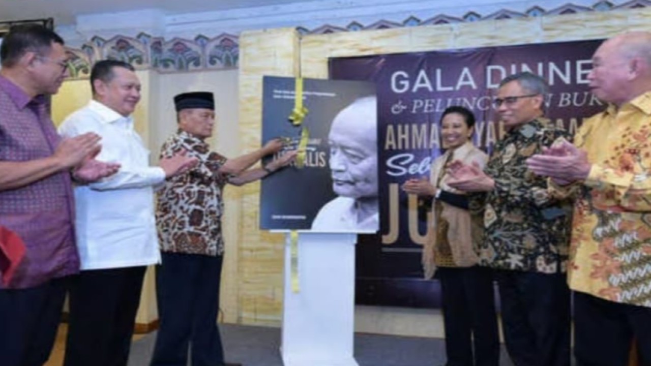 Ketua MPR RI Bambang Soesatyo (kedua kiri) saat menghadiri peluncuran buku almarhum  Buya Syafii Maarif (ketiga kiri) beberapa waktu lalu.. Foto: Dok MPR