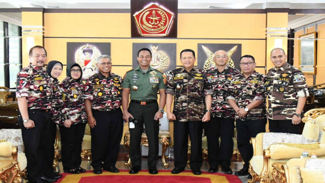 Ketua MPR RI Bambang Soesatyo (keempat kanan) bersama Panglima TNI Jenderal Andika Perkasa (tengah)  dan pengurus FKPPI. Foto: Dok MPR