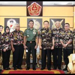 Ketua MPR RI Bambang Soesatyo (keempat kanan) bersama Panglima TNI Jenderal Andika Perkasa (tengah)  dan pengurus FKPPI-1653020951
