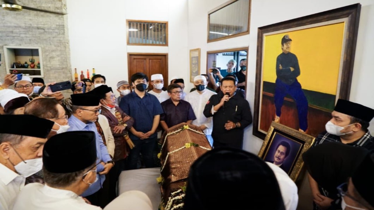 Ketua MPR RI Bambang Soesatyo saat melayat di kediaman almarhum Fahmi Idris. Foto: Dok MPR