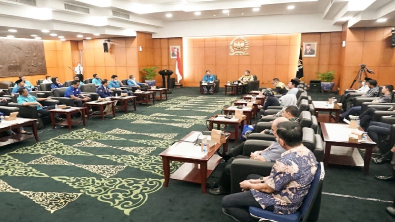 Ketua MPR RI Bambang Soesatyo saat menerima Ketua Umum KNPI 2022-2025 Harris Pertama bersama pengurus KNPI dari 34 provinsi. Foto: Dok MPR