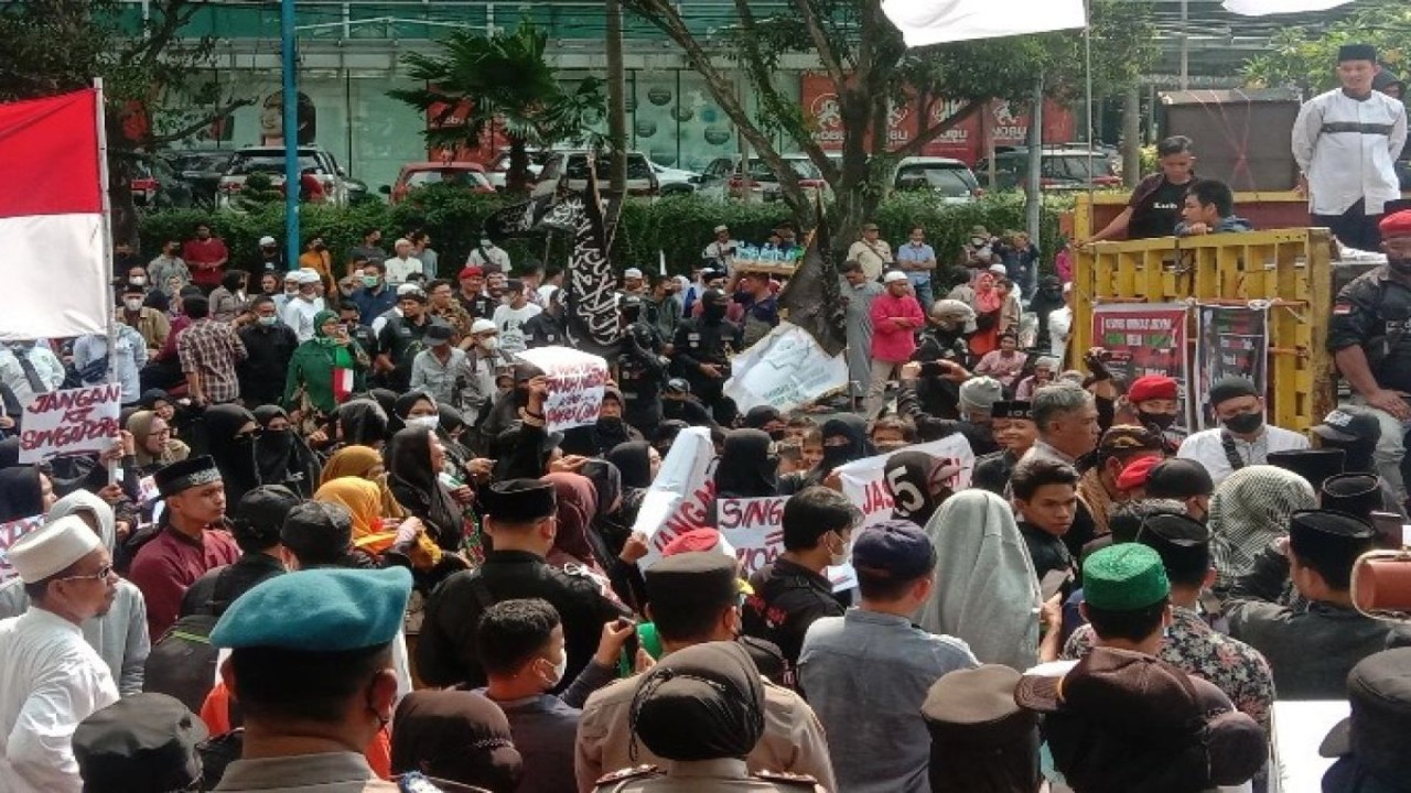 Massa pendukung ustadz Abdul Somad berunjuk rasa di depan kantor Konjen Singapura di Medan/ist