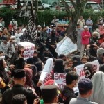 Massa pendukung ustadz Abdul Somad berunjuk rasa di depan kantor Konjen Singapura di Medan-1653051509
