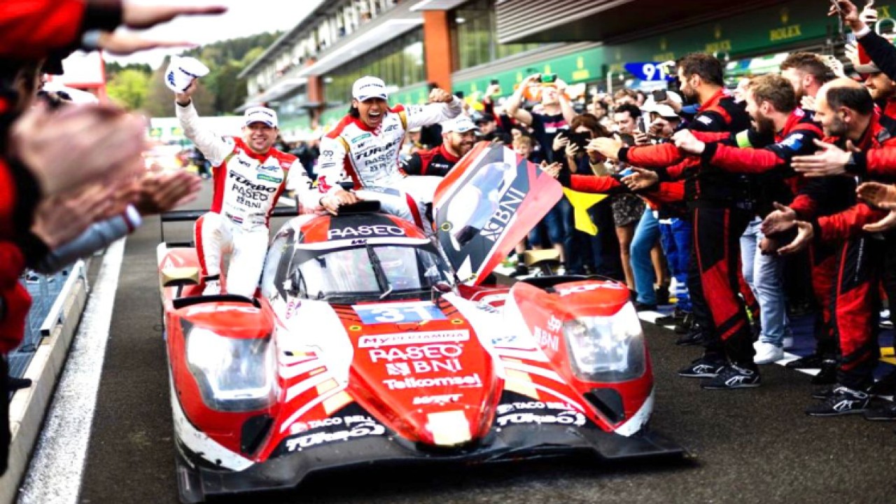 Pembalap muda Indonesia Sean Gelael dan rekan setimnya Robin Frijns berhasil memenangi   FIA World Endurance Championship (WEC). Foto: Dok MPR