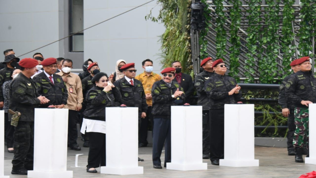 Presiden Ke-5 RI Megawati Soekarnoputri (kedua kiri) meresmikan  Smart Campus Dr. (HC) Ir. Soekarno dan Medical Intelligence Wangsa Avatar di STIN. Foto: Dok MPR