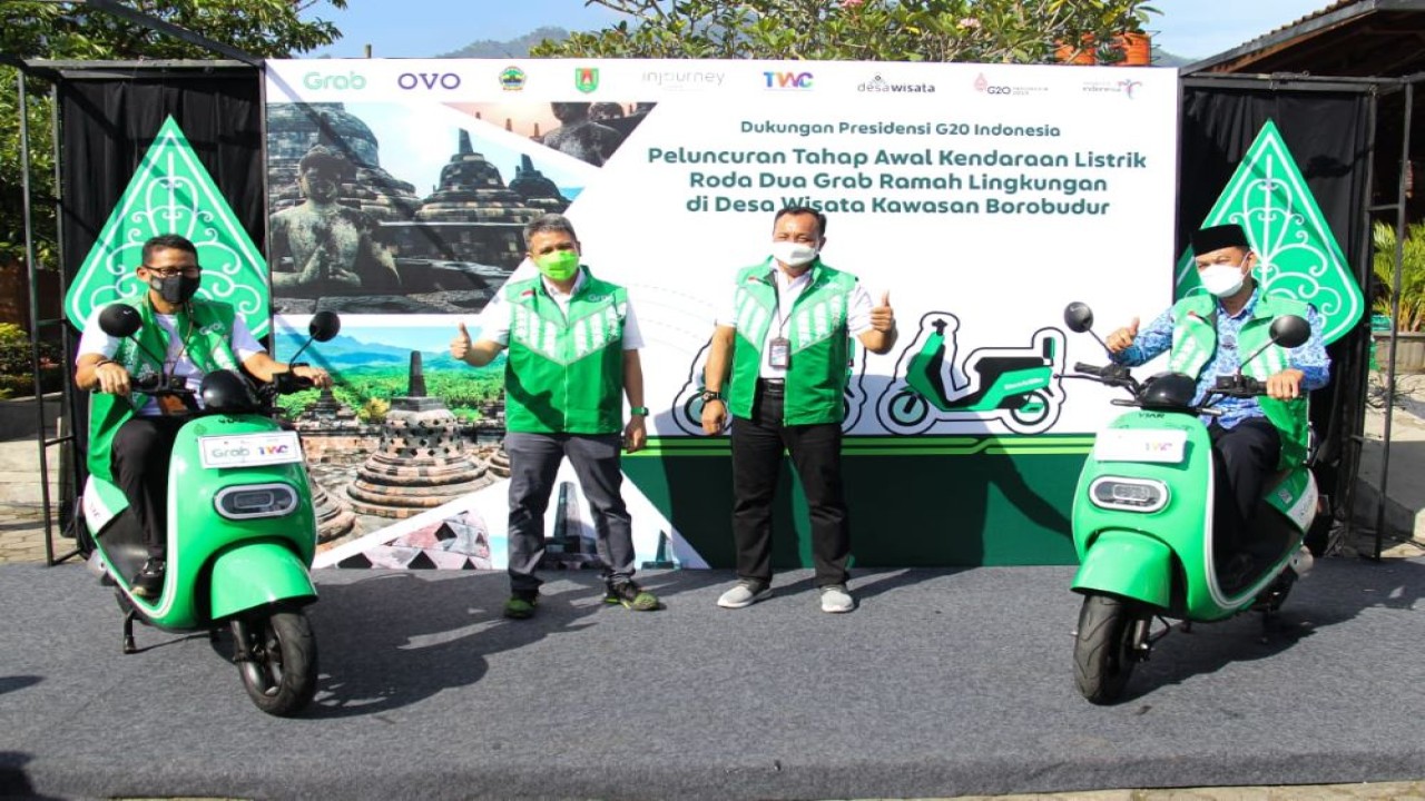 Menparekraf Sandiaga Salahuddin Uno saat acara peluncuran kendaraan listrik roda dua di Desa Wisata Borobudur, Magelang, Jawa Tengah (Jateng). (beritamagelang.id)