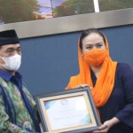 Wagub DKI Jakarta Ahmad Riza Patria (kiri) dan Ketua ISKI DKI Anita Wulandari Prasojo-1653208540
