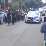 Iringan mobil pengantar Jenazah disambut lantunan shalawat oleh warga dan pelajar di Kabupaten Bandung.-1655112923