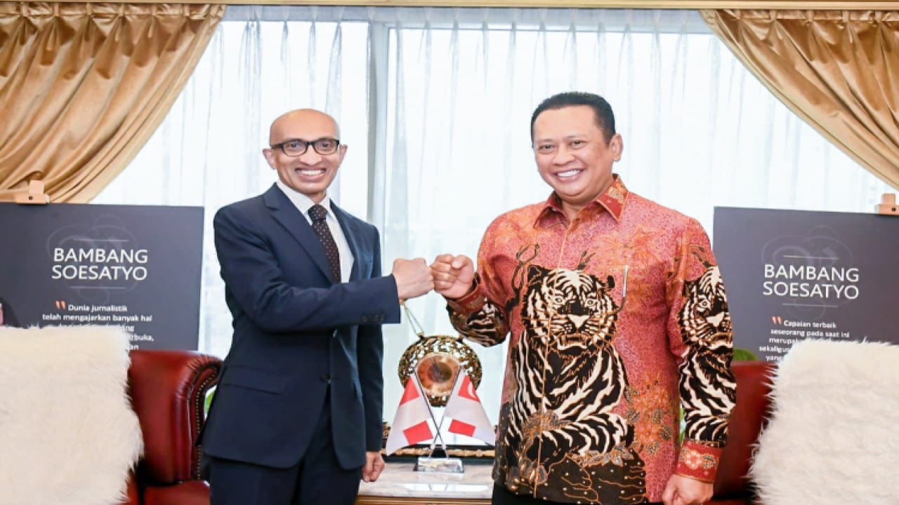 Ketua MPR RI Bambang Soesatyo (kanan) bersama Dubes Singapura untuk RI, Amil Kumar Nayar. Foto: Dok MPR