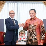 Ketua MPR RI Bambang Soesatyo (kanan) bersama Dubes Singapura untuk RI, Amil Kumar Nayar-1655178665