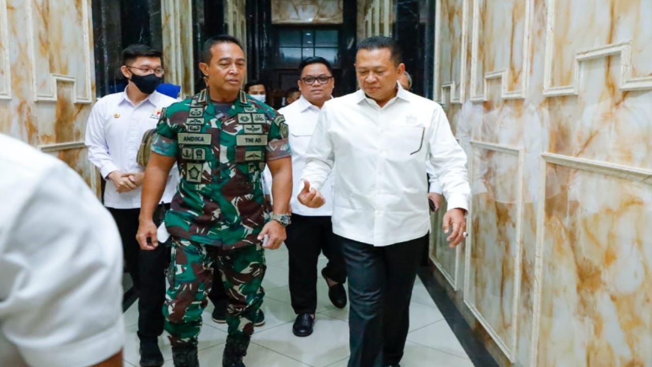 Ketua MPR RI Bambang Soesatyo (kanan) bersama Panglima TNI Jenderal Andika Perkasa. Foto: Dok MPR