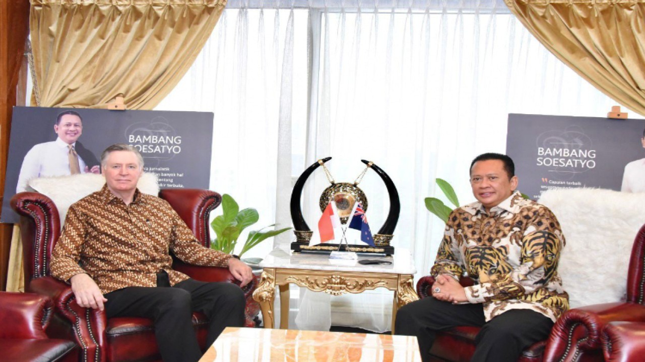 Ketua MPR RI Bambang Soesatyo (kanan) dan Dubes Selandia Baru Kevin Jeffery Burnett. Foto: Dok MPR