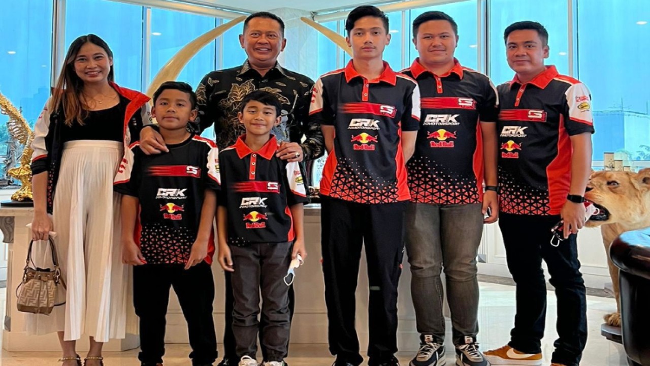 Ketua MPR RI Bambang Soesatyo (kedua kiri) bersama para pembalap gokart dan manajemen SN Racing. Foto: Dok MPR