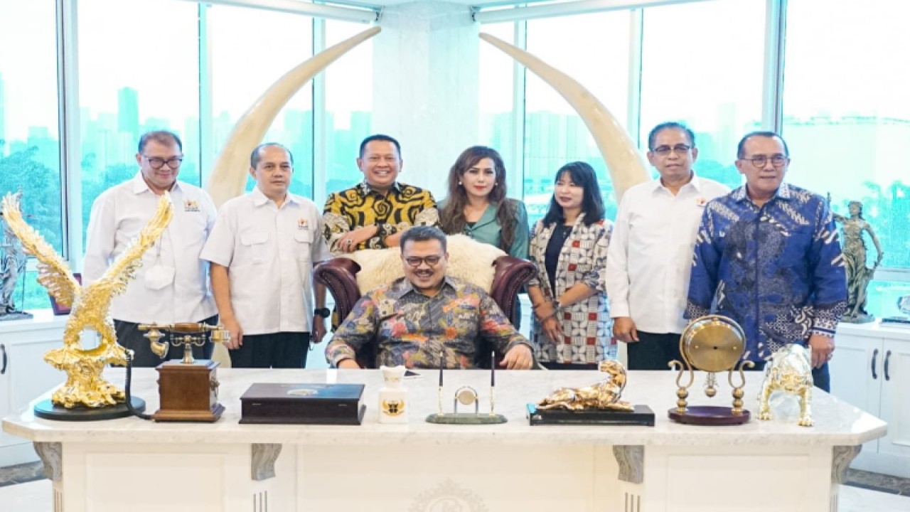 Ketua MPR RI Bambang Soesatyo (ketiga kiri-berdiri). Foto: Dok MPR