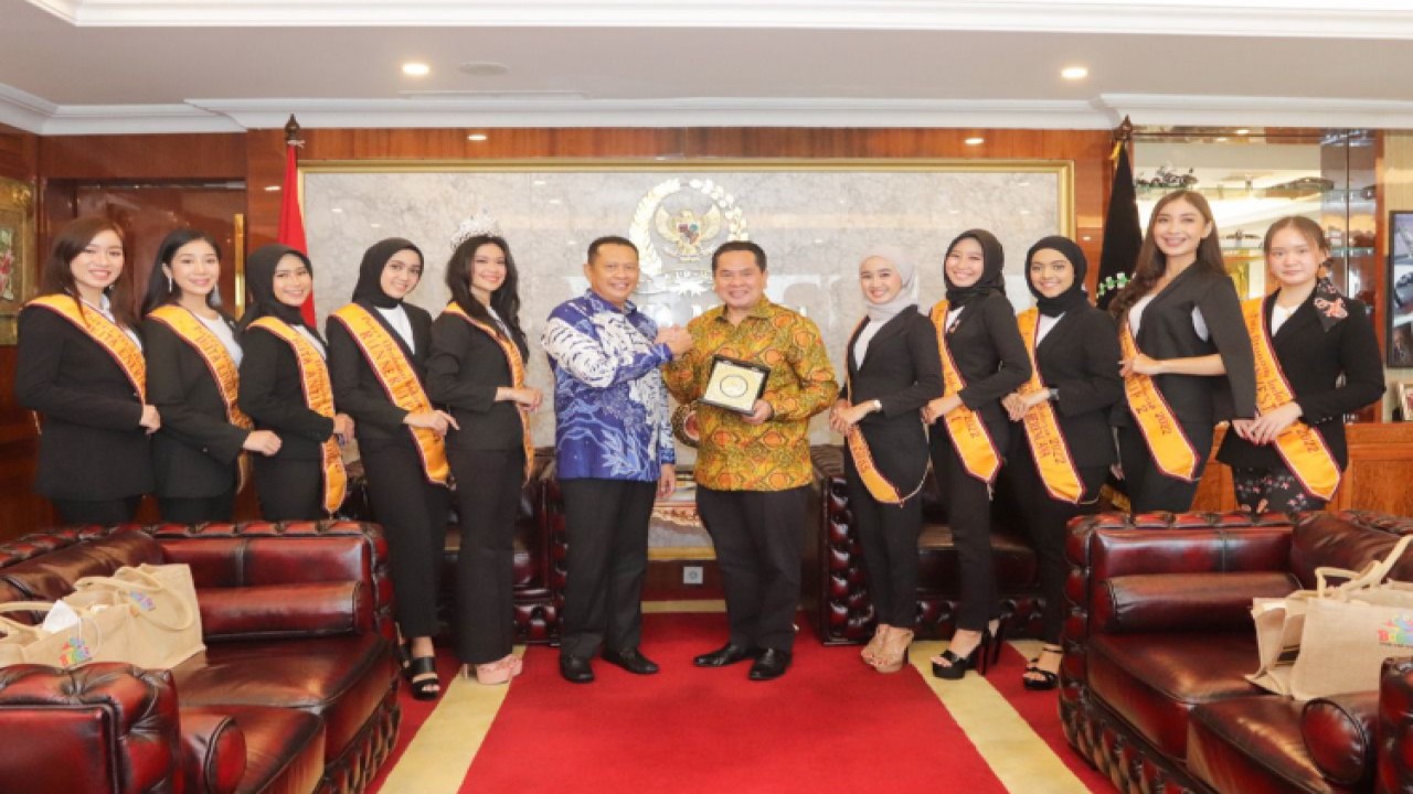 Ketua MPR RI Bambang Soesatyo (memakai batik warna biru). Foto: Dok MPR