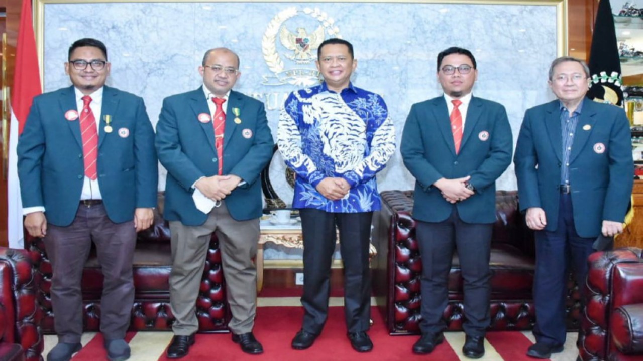 Ketua MPR RI Bambang Soesatyo (tengah) bersama pengurus IDI. Foto: Dok MPR