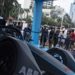 Para penonton antusias menyaksikan mobil listrik yang digunakan dalam balapan Formula E 2022-1654327061