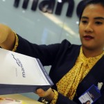 Seorang teller bank Mandiri tengah menghadapi seorang nasabah.-1654087483