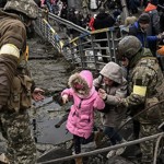 Tentara sedang menyelamatkan anak-anak dari dampak perang di Ukarina-1656573907
