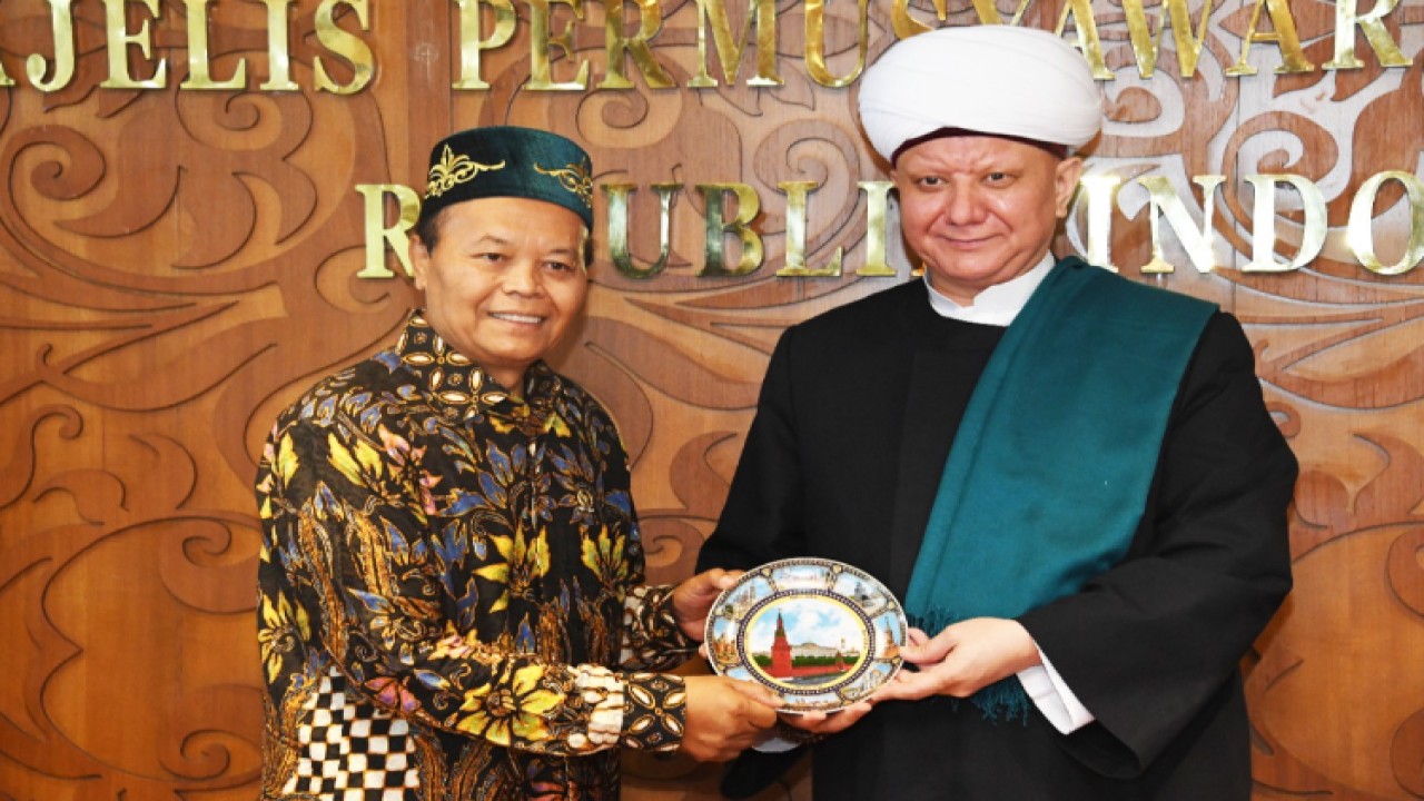 Wakil Ketua MPR RI Hidayat Nur Wahid (kiri) bersama Mufti Rusia Albir Krganov. Foto: Dok MPR