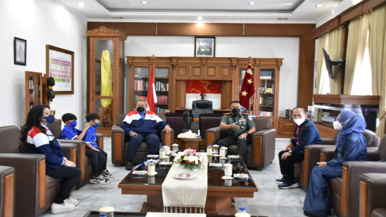 Wakil Ketua MPR RI Syarief Hasan bersama Presiden RI ke-6 Susilo Bambang Yudhoyono bersilaturahmi ke Akmil Magelang. Foto: Dok MPR