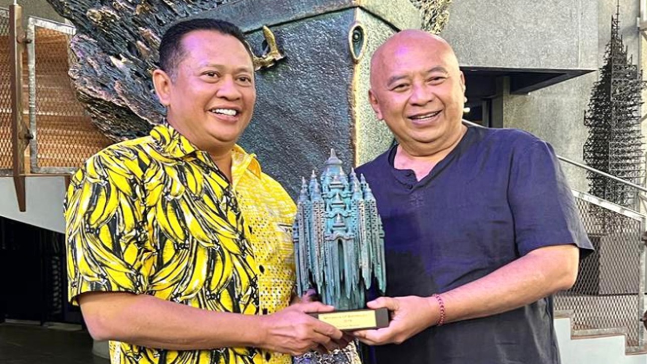 Ketua MPR RI Bambang Soesatyo sekaligus Wakil Ketua Umum Partai Golkar mengapresiasi berbagai karya patung maestro seni asal Bali, I Nyoman Nuarta. (mpr.go.id)