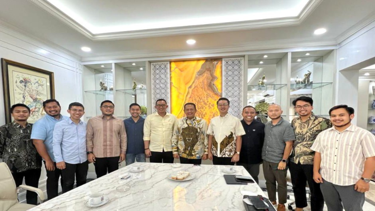 Ketua MPR RI Bambang Soesatyo bersama Banom HIPMI Jaya Otomotif. Foto: Dok MPR